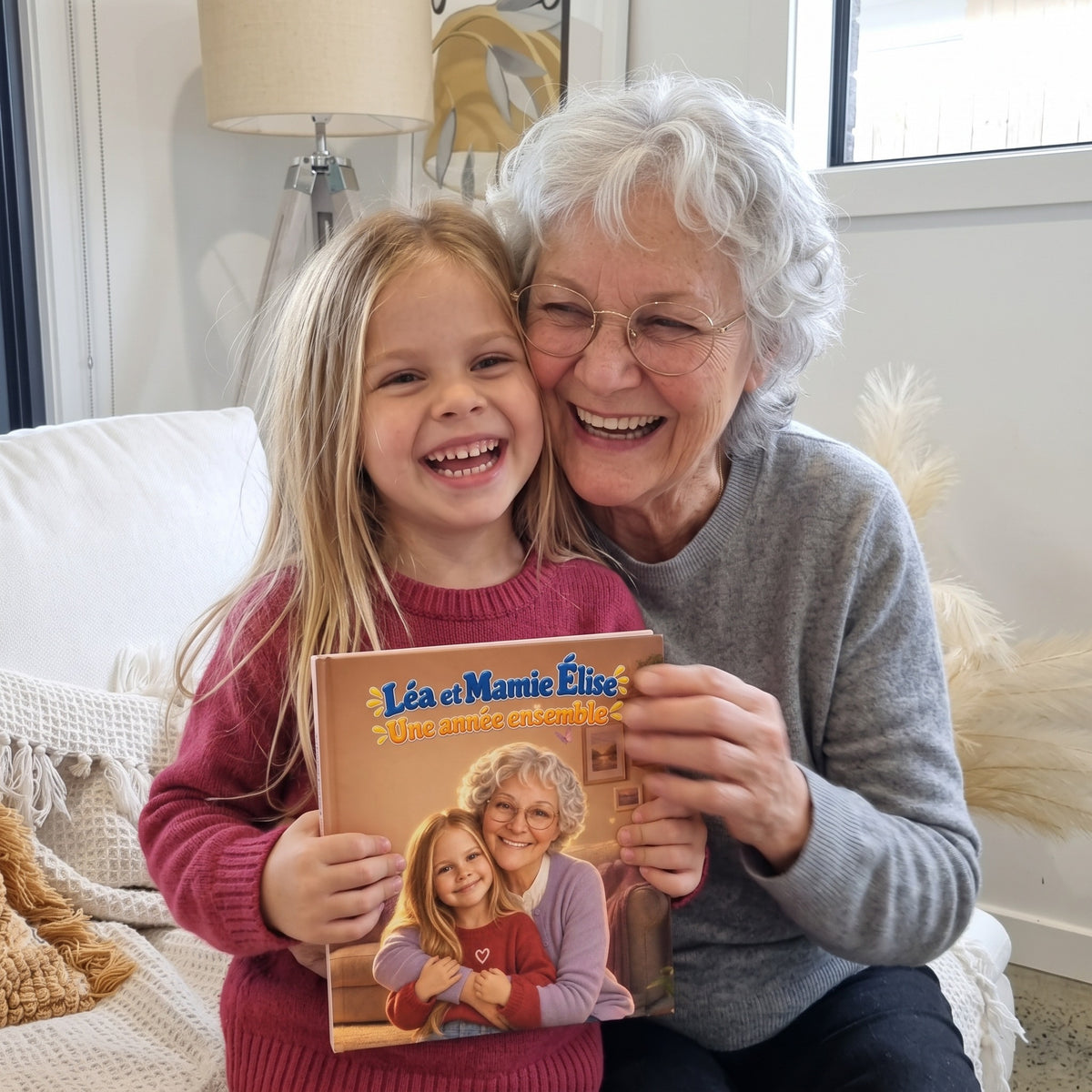 Une grand-mère et sa petite-fille montrent leur livre personnalisé